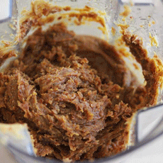 a blender full of a date paste that has been blended together